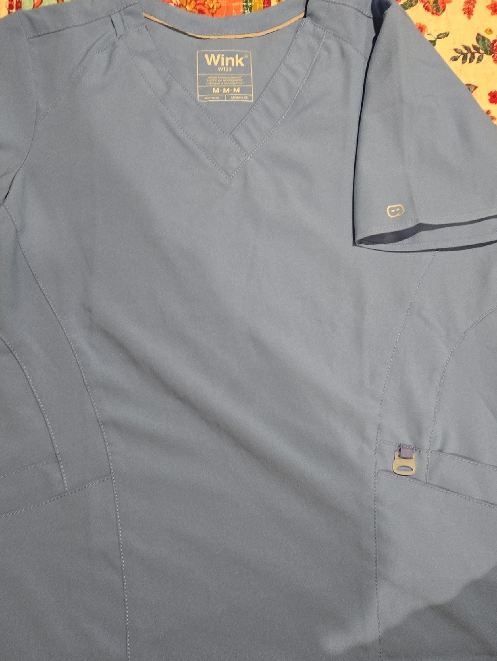 Medium Wink Womens Short-Sleeve V-Neck Scrub Top - Light Blue NWOT